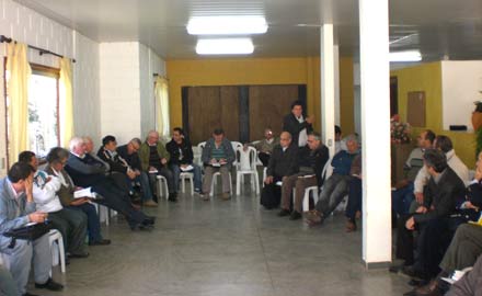 Mais de 40 padres presentes na reunião.